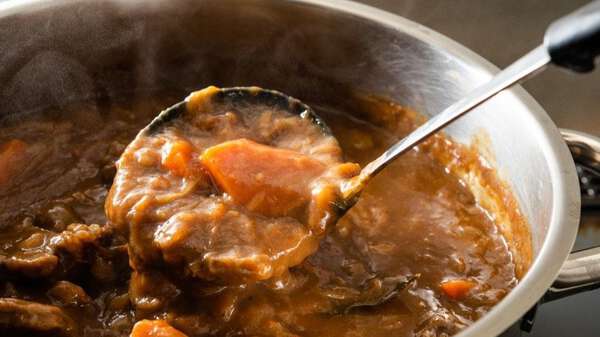 老舗の“継ぎ足しカレー”は安全なのか「味を作るために必要な工程…火を入れているから大丈夫」に専門家が反論、煮込み料理に潜む食中毒リスク「原因に気づきにくい」|au Webポータル