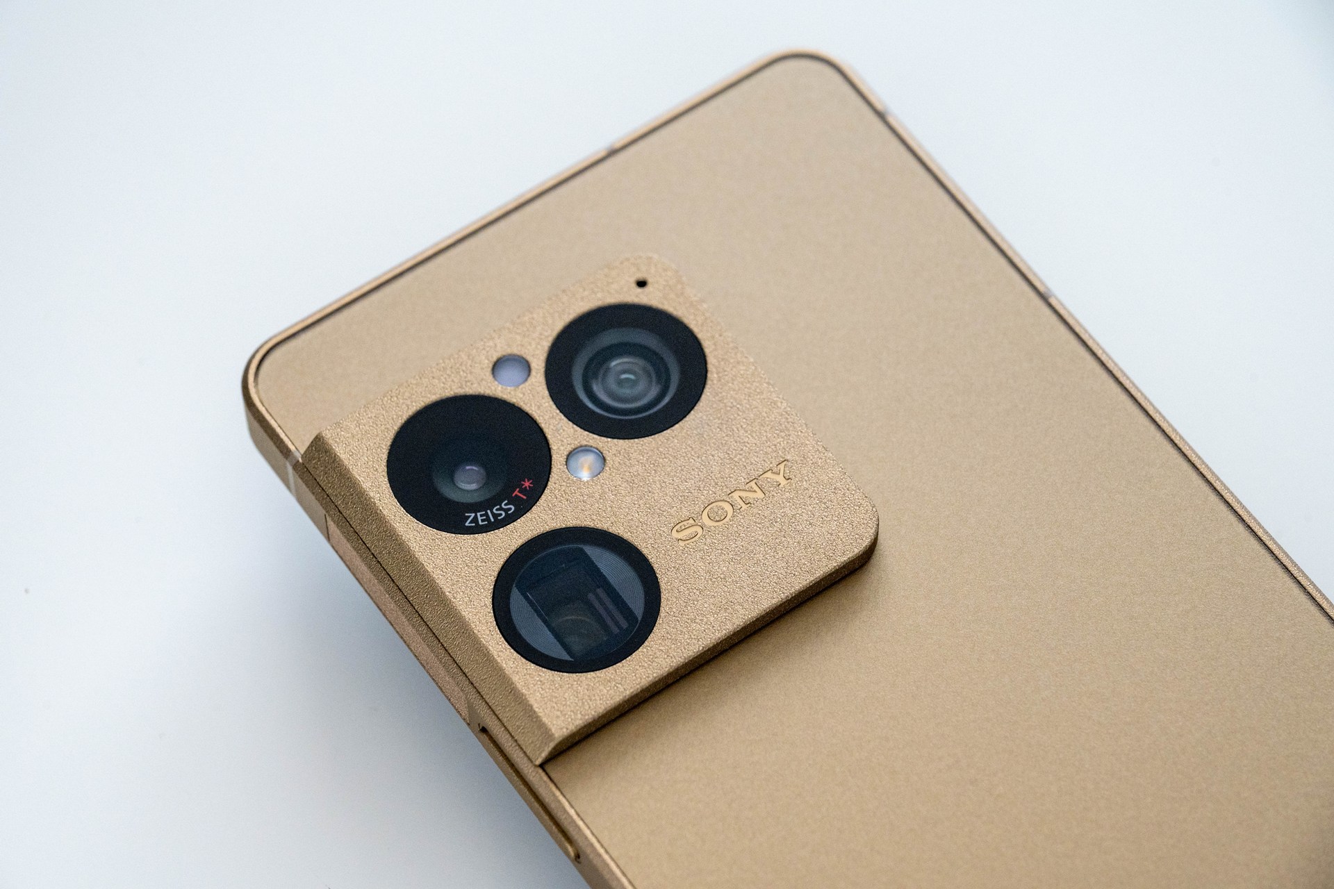 梅雨空の街で感じた「Xperia 1 VIII」カメラの魅力、大型センサー×70mm単焦点が引き出す圧倒的な描写力