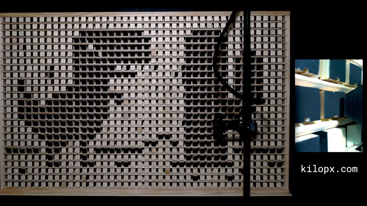 6年かけて「世界で最も非実用的な1000ピクセルの木製ディスプレイ」を作り上げた猛者が登場