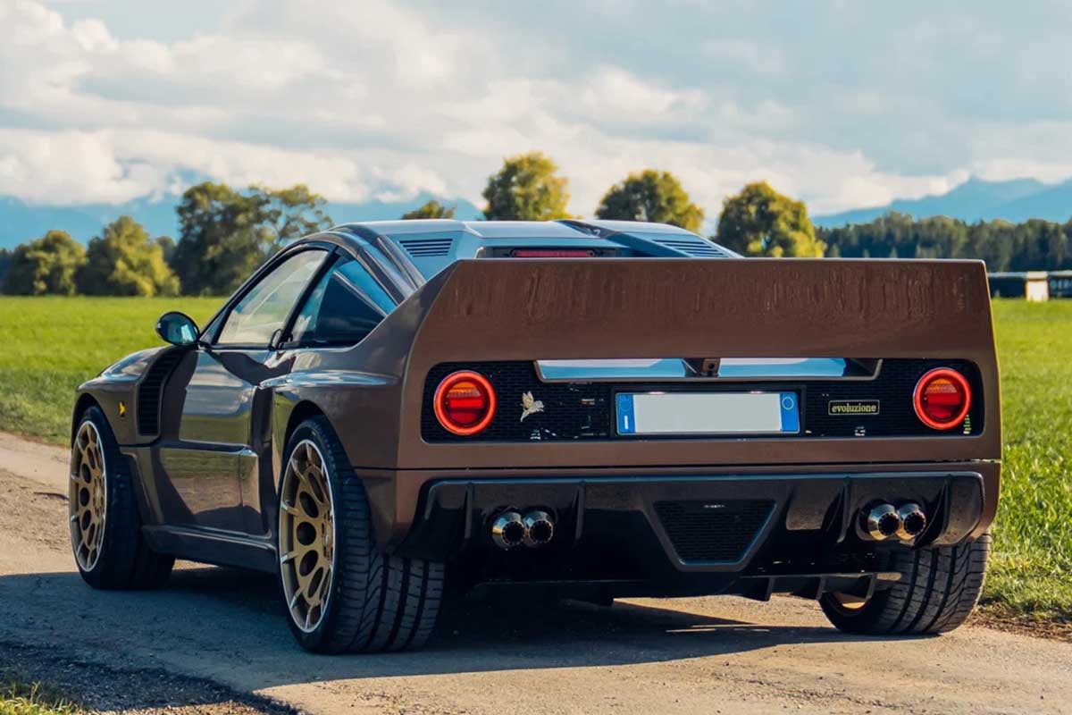 伝説のラリーカー「ランチア037」をレストモッド！ 現代に蘇った「キメーラ エボ37」って何？ オークションで注目を集める理由とは