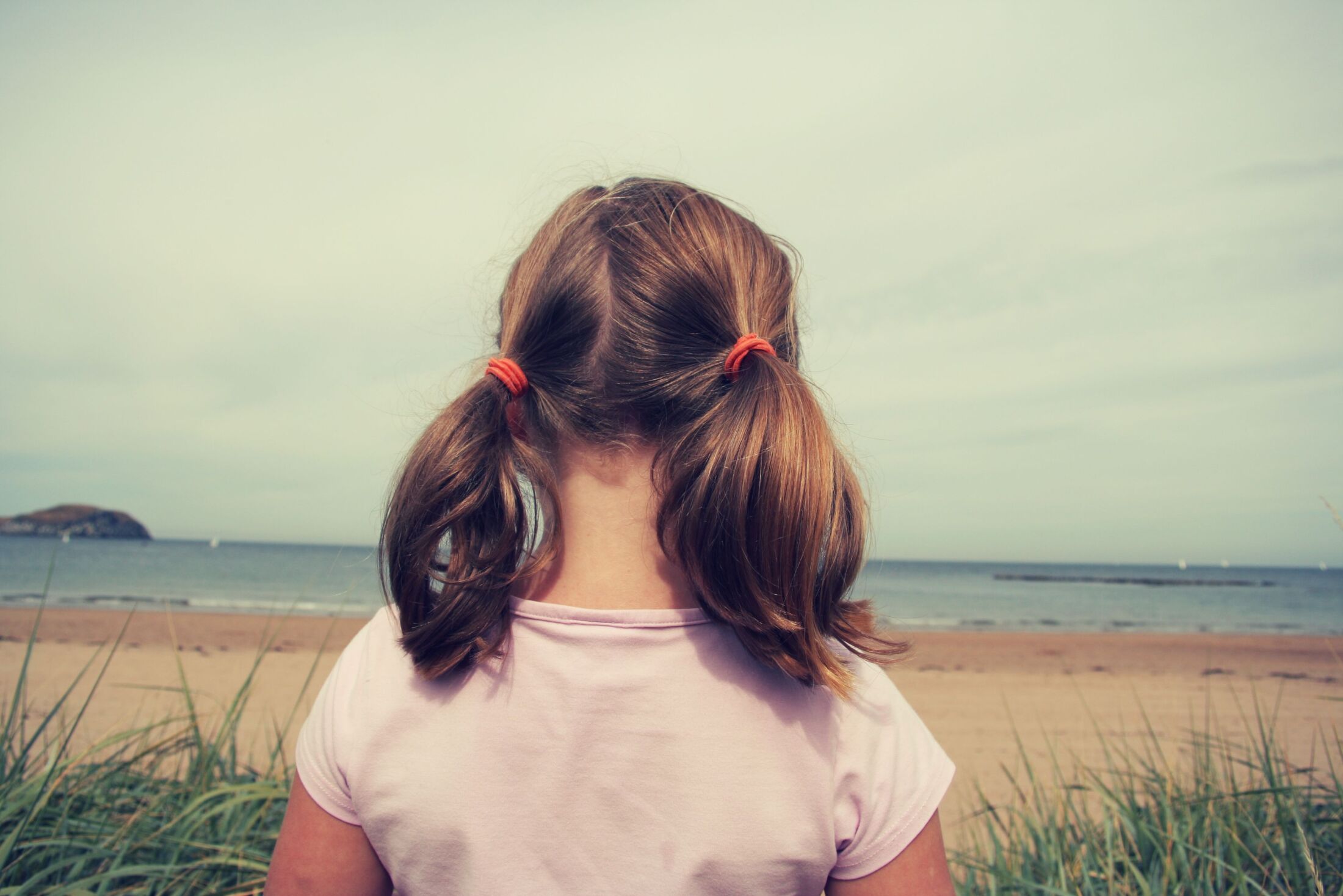 「子供のふりをした“サイコパス”」一緒に過ごした2年間は悪夢だった…“8歳の少女のフリをする”22歳の養女に命を狙われた『夫婦のその後』（海外・平成22年）（文春オンライン）