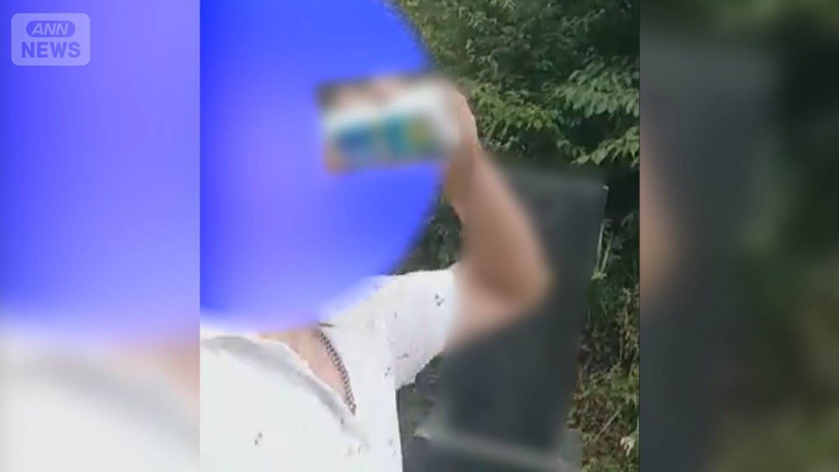 卒塔婆振り回し、供え物を飲む 墓地で迷惑行為の外国人を直撃 謝罪も終始、笑顔