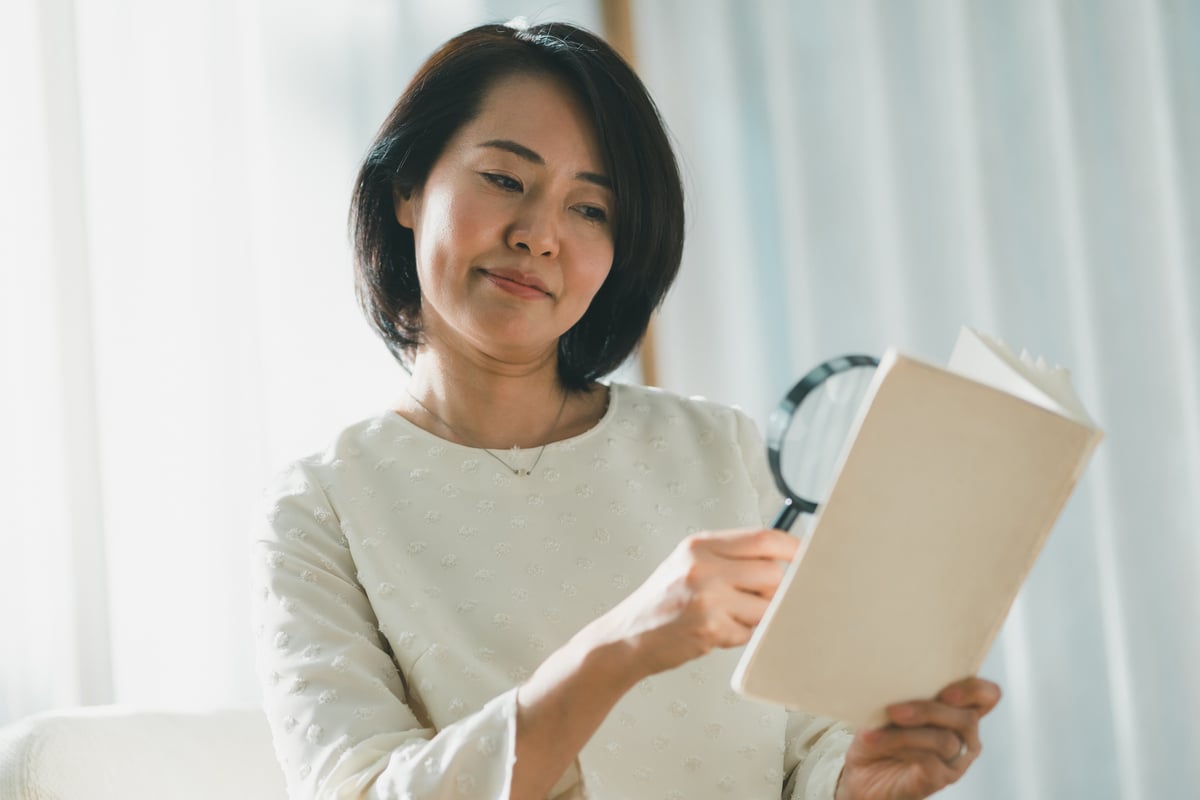 本の文字見えにくくなったから「ルーペ」使用、目に悪影響？ 眼科医が指摘する“意外な盲点”