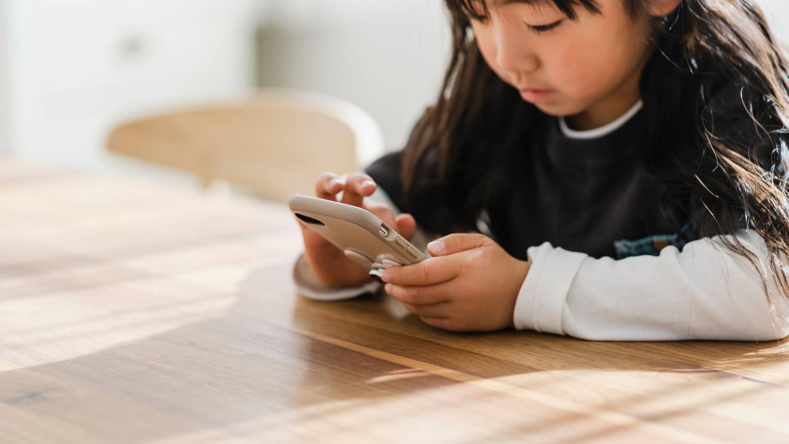 13歳未満にスマホは早すぎる？―最新研究が示す深刻な子供へのリスクと親が今すぐできる４つの対策（ヨガジャーナルオンライン）