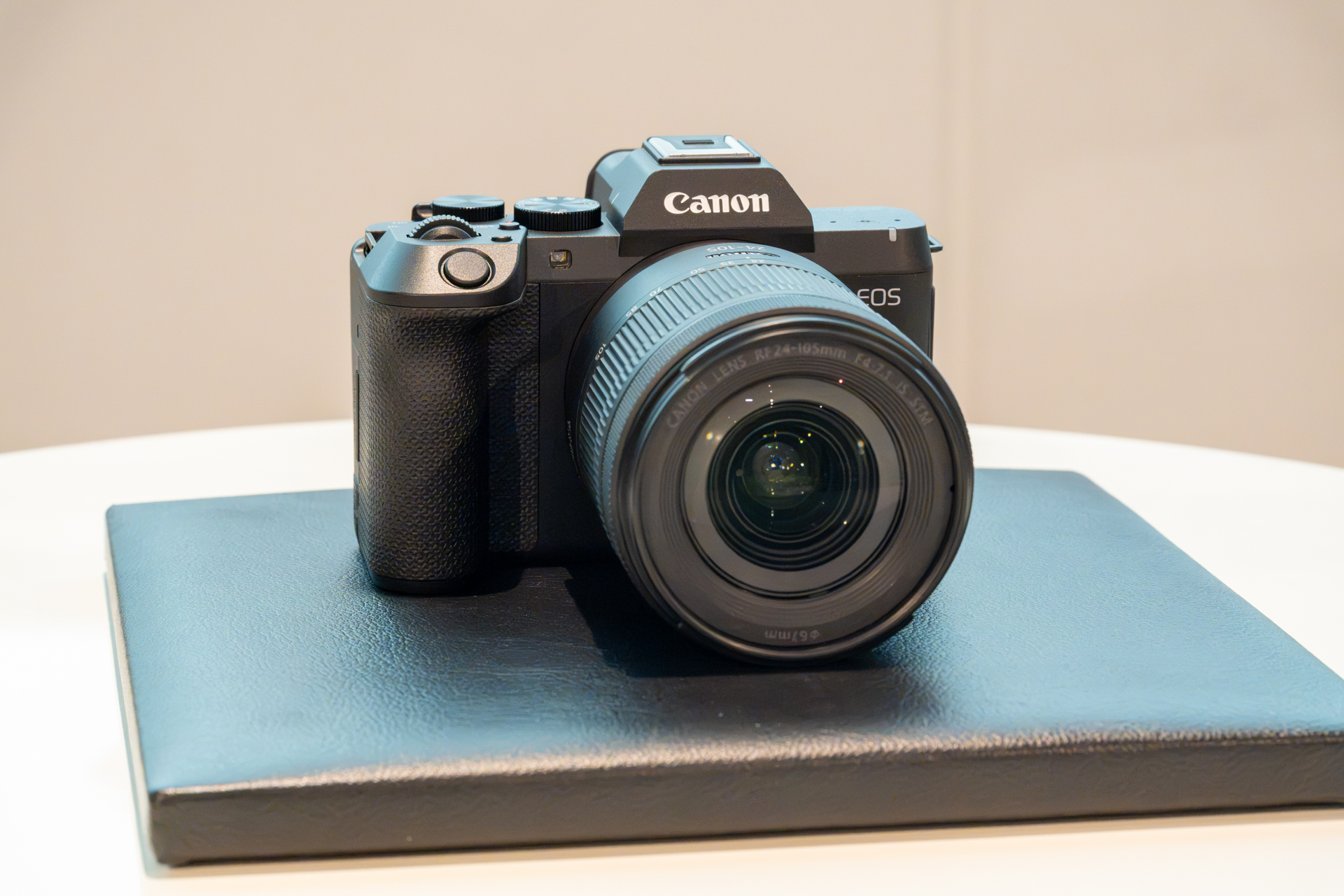 キヤノン、デザイン刷新した小型フルサイズミラーレス「EOS R8 Mark II」。EOS初代機インスパイア