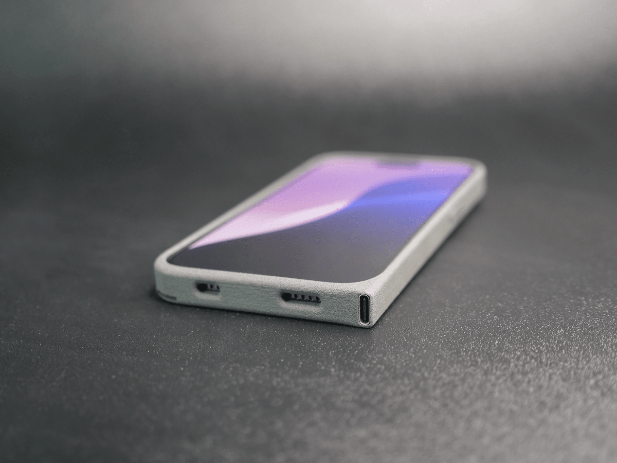 iPhoneのLightningポートを無理矢理USB-Cポートに変換できるケース「iPh0n3」