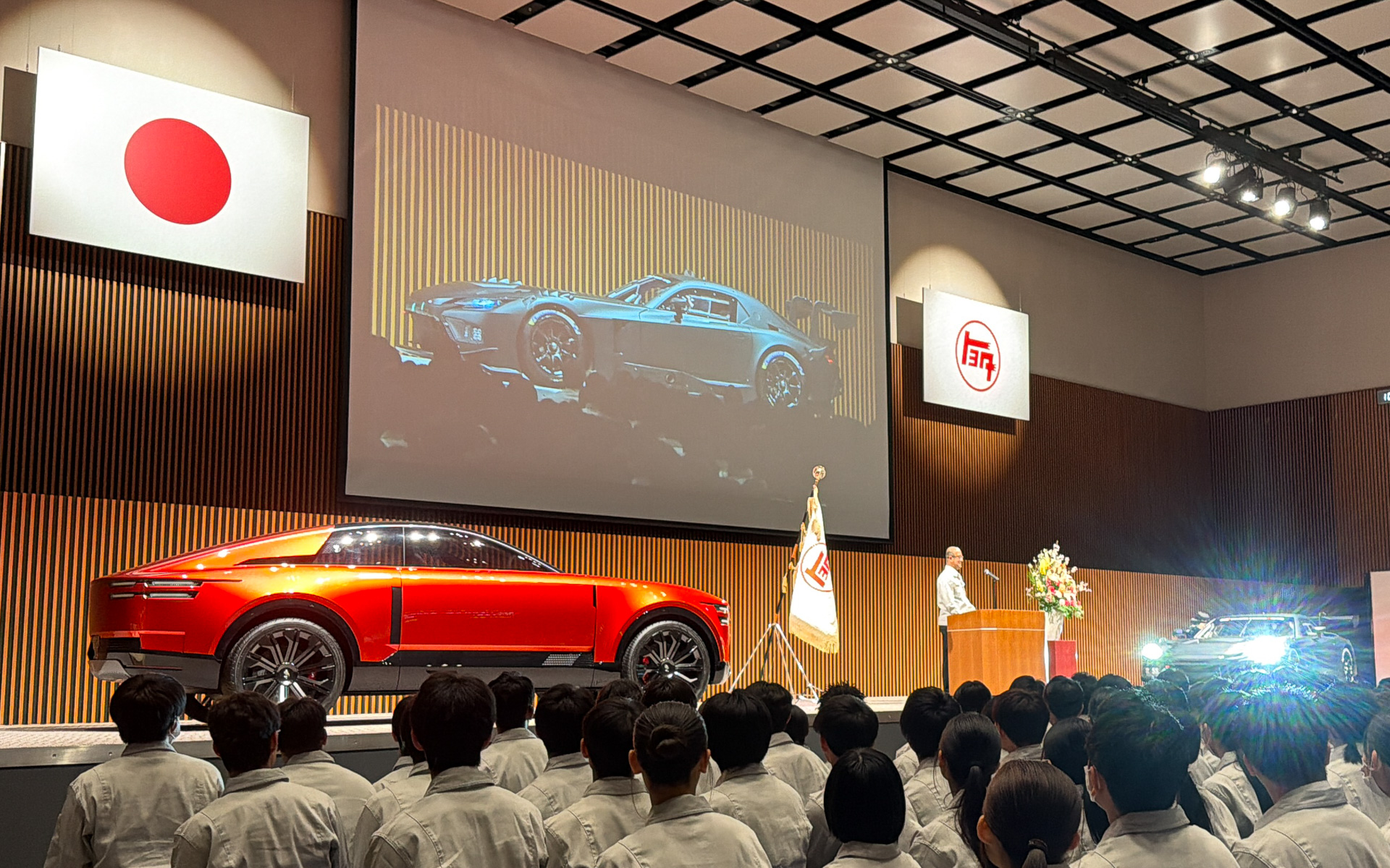 トヨタ、新たに就任した近健太社長のもとで2026年度入社式 2317名が参加し、中嶋副社長がGR GT3のエンジン音で歓迎