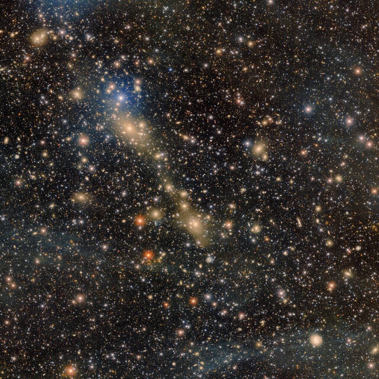 ダークエネルギーカメラが撮影した合体中の銀河団「エイベル3667」（sorae 宇宙へのポータルサイト）