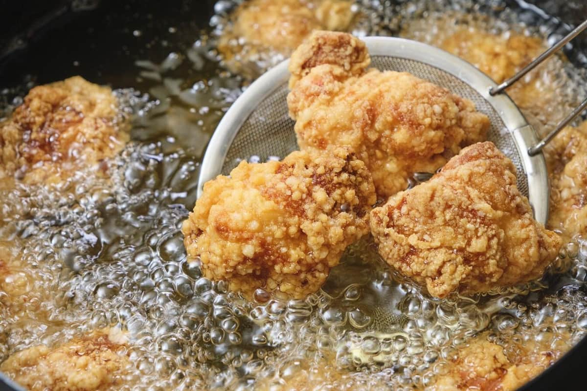 スーパーで買ったフライドチキン、かじると「ほぼ生」 運営会社も現物を確認「マニュアル通りの加熱手順」守られず