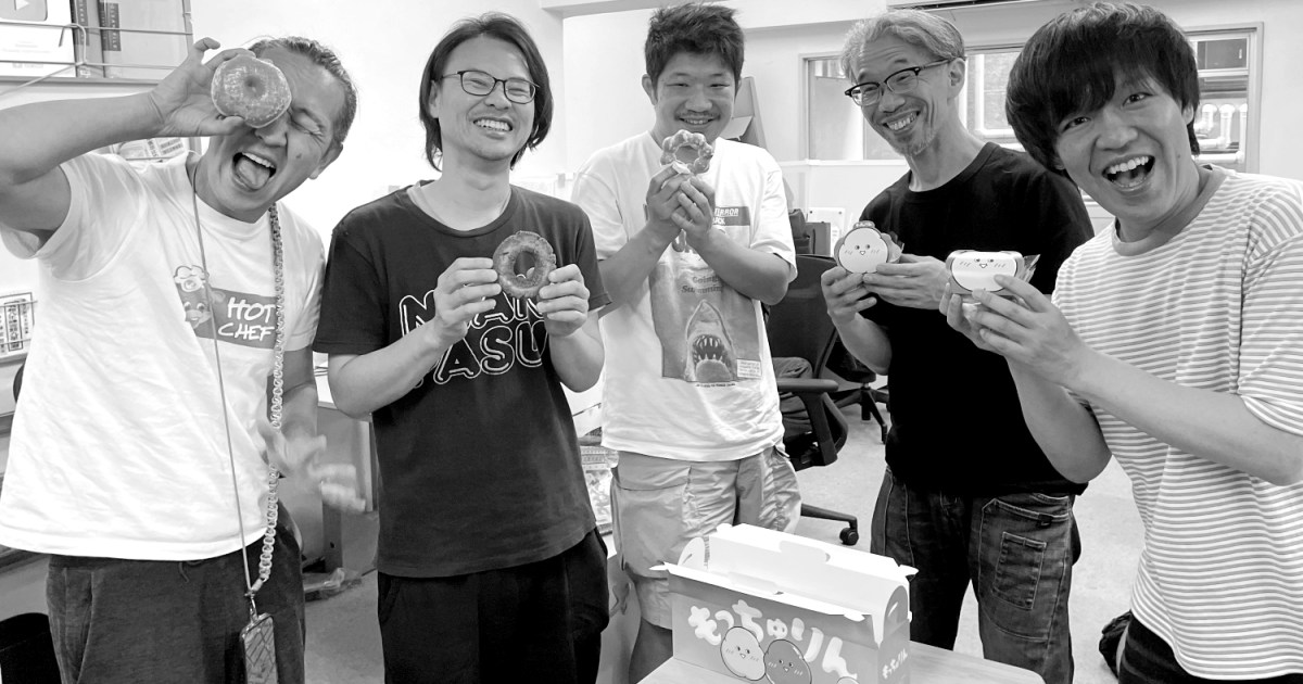 ミスドに歓喜する編集部をあえて「白黒写真」で撮ってみたら、なぜか全員もの悲しい感じになった