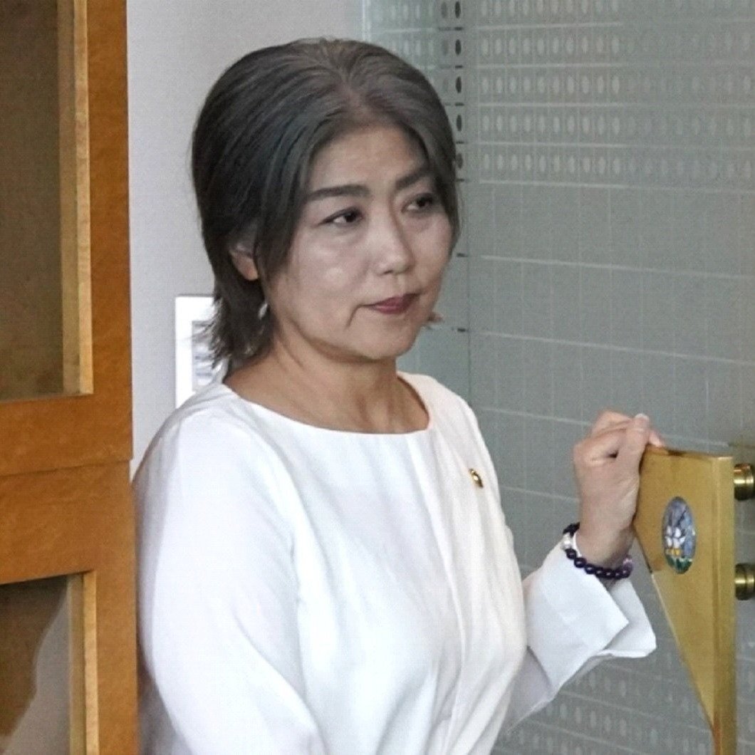 〈学歴詐称疑惑の伊東市長〉「卒業証書は金庫から出しません、説明もしません！」出頭請求もスルーした市長に百条委は「バカにするな！」と激怒、辞任も反故に？（集英社オンライン）