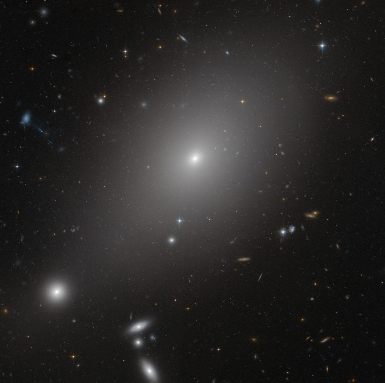 孤立しているその理由は？ ハッブル宇宙望遠鏡が観測した楕円銀河「ESO 306