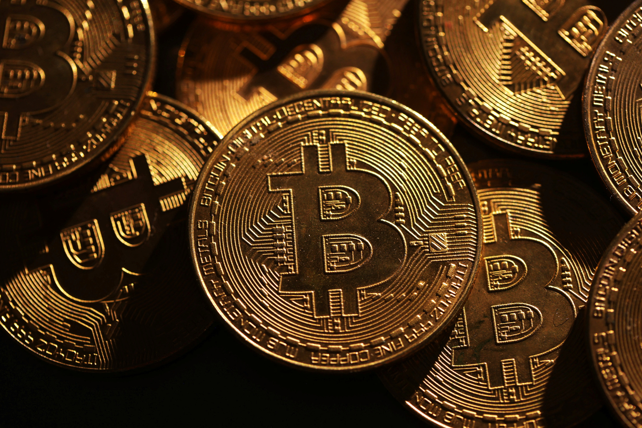 ビットコイン、初の12万ドル突破 「どこで止まるか見通し難い」
