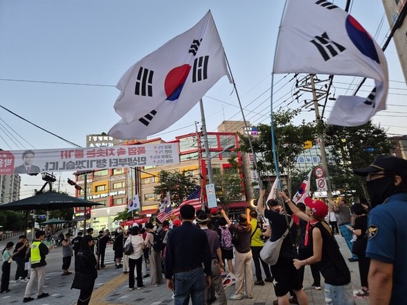 ソウル大林洞に押しかけた極右団体…中国系住民・移住民「人種差別やめろ」呼びかけ（ハンギョレ新聞）