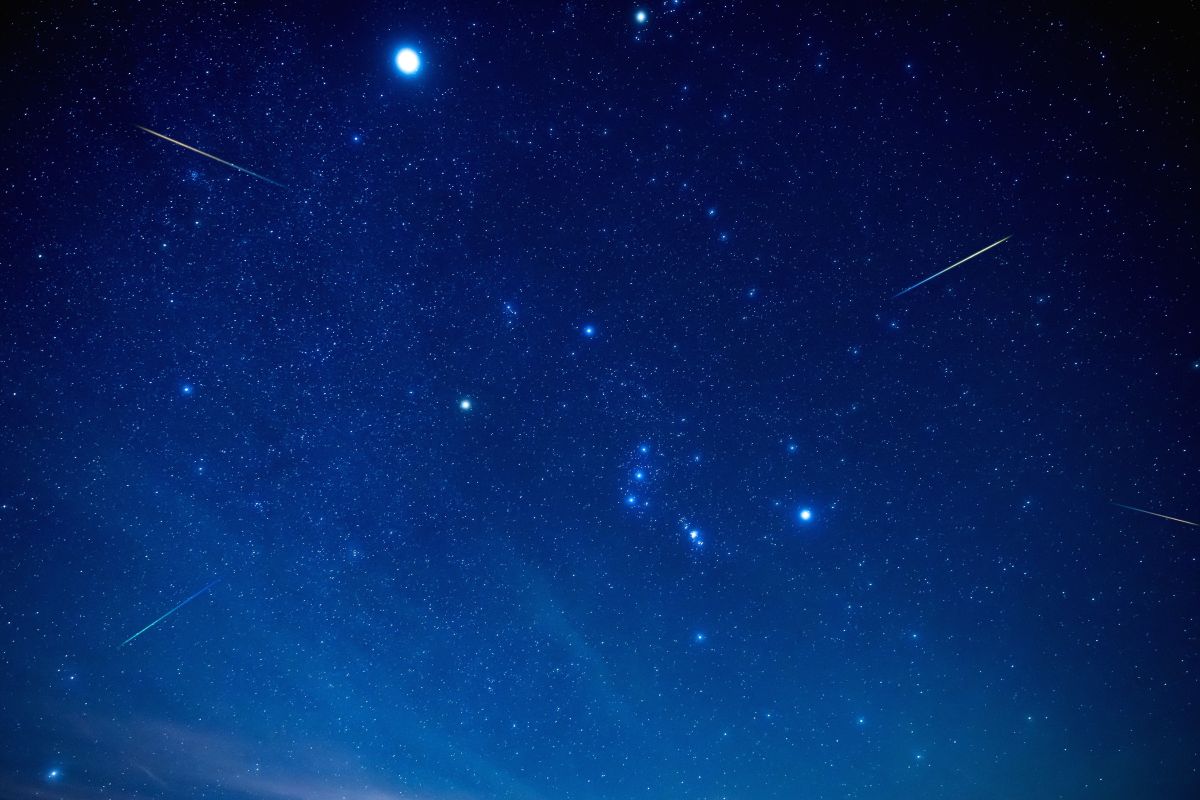オリオン座流星群の季節が到来！ 観測条件は最高、2つの彗星との共演も拝めるかも？