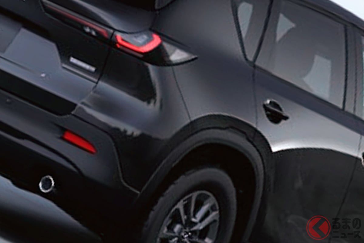 マツダ新型「ちょうどいいSUV」発売！ 最上級より「100万円安い」けど「大型ディスプレイ」やメーカー初の"画期的機能"も搭載！ デザイン全面刷新で大幅進化した「CX-5」の最安モデルとは？