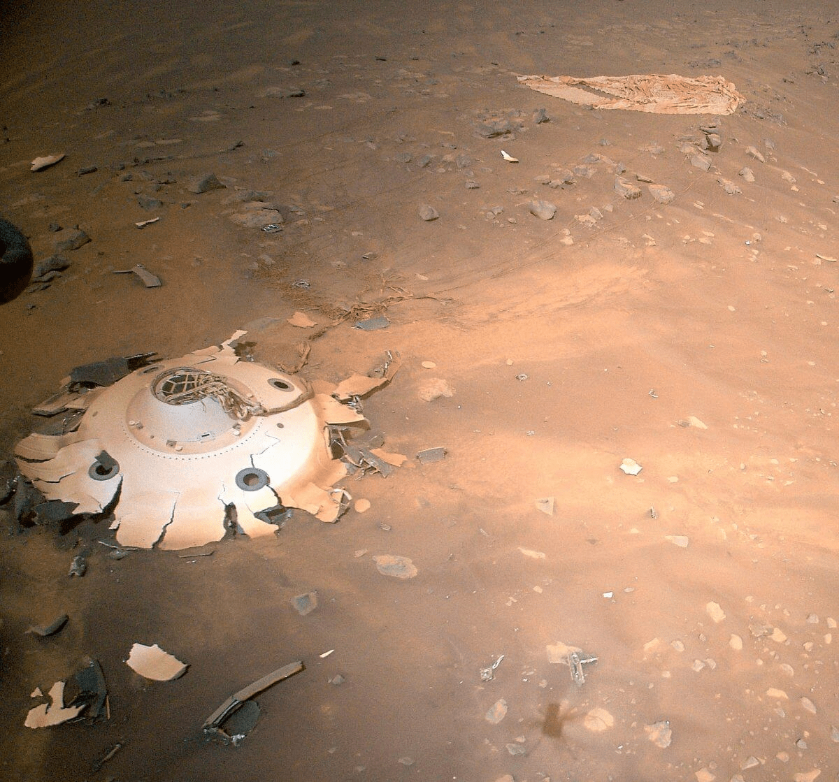 投棄された火星探査車のバックシェルとパラシュート【今日の宇宙画像】