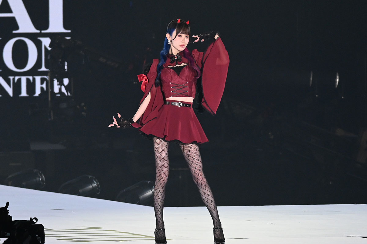 “3歳児ウエスト”誇るインフルエンサー・ゆりにゃ『関コレ』に、小悪魔スタイルで挑発