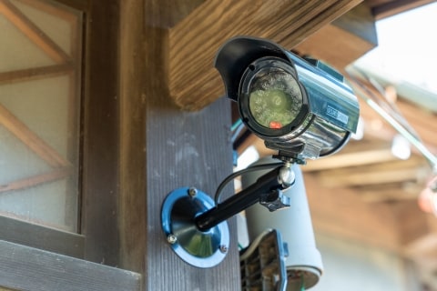 「もう我慢できない」隣人の防犯カメラが自宅玄関に向いている！撤去や撮影範囲の変更を求めることはできるか？（弁護士ドットコム）｜ｄメニューニュース