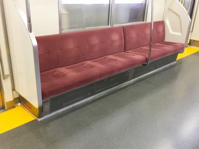 「この場合、どこに座る？」電車の“座席選び”が話題 SNSで共感広がる“日常の小さな選択”