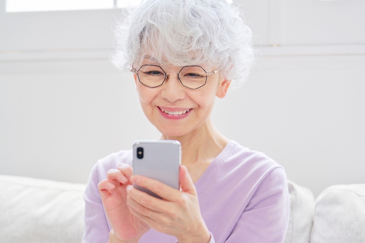 60代の祖母のスマホを「格安SIM」にしたいです。高齢者だと「月1万円」ほどの通信費になるのでしょうか？（ファイナンシャルフィールド）