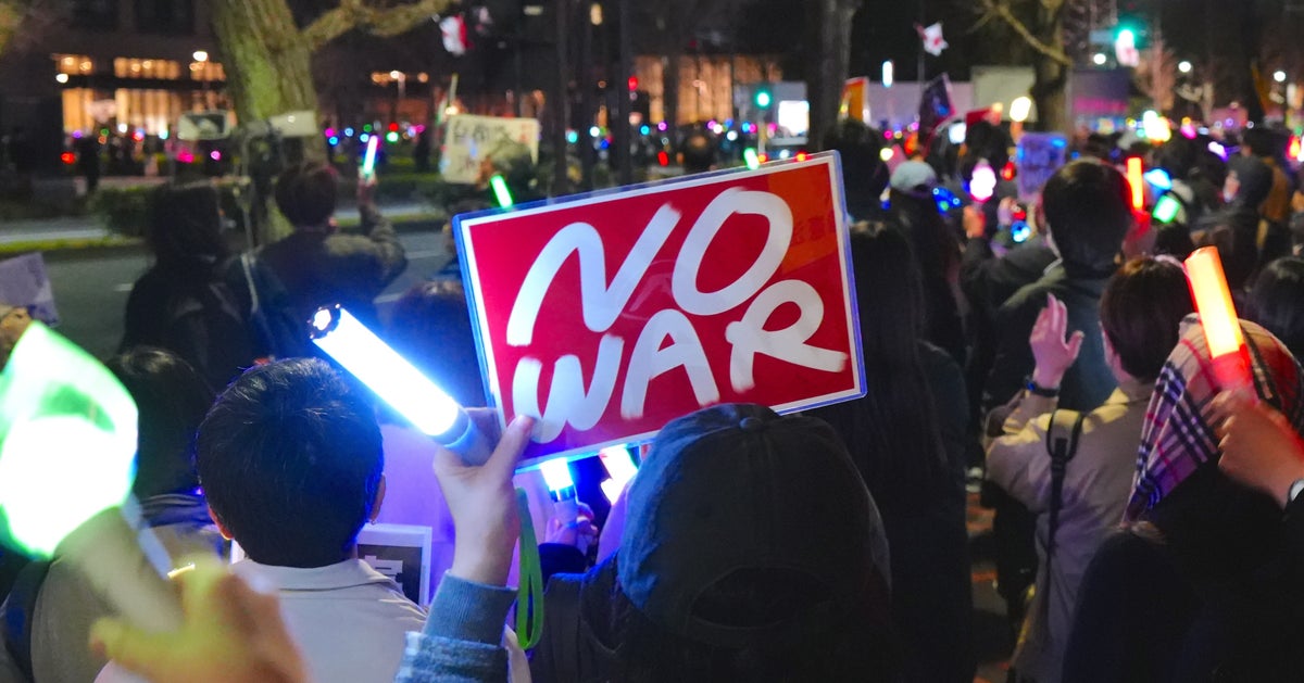 ペンライトで一万人が「戦争反対」。なぜペンラ？発端は韓国の市民デモだった