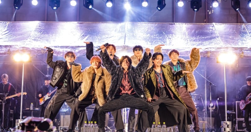 WEST.新宿・歌舞伎町で初のフリーライブ ライブ告知は45分前も約4000人が集結【メンバーコメントあり】