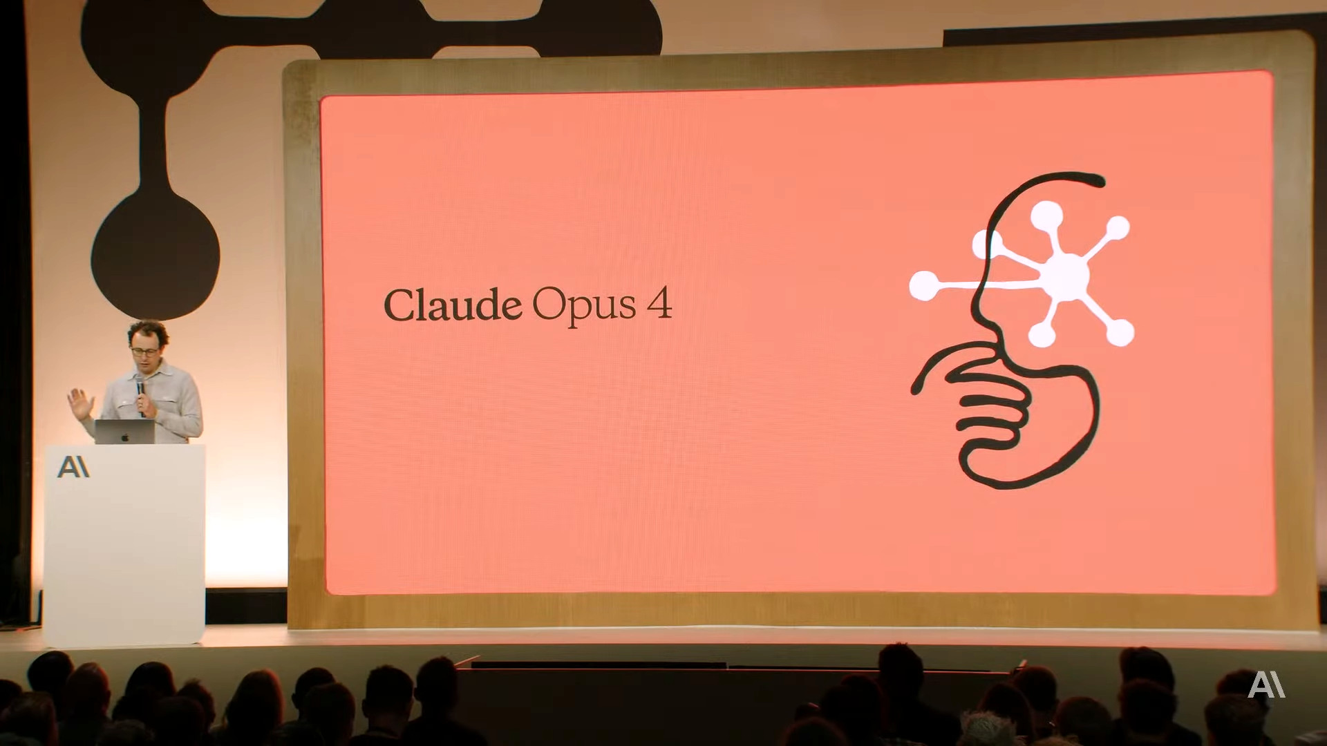 Claude Opus 4が開発中にユーザーを「個人情報を漏らすぞ」と脅迫する挙動が見られるも安全性強化で改善される、悪質利用をメールで内部告発する事例も