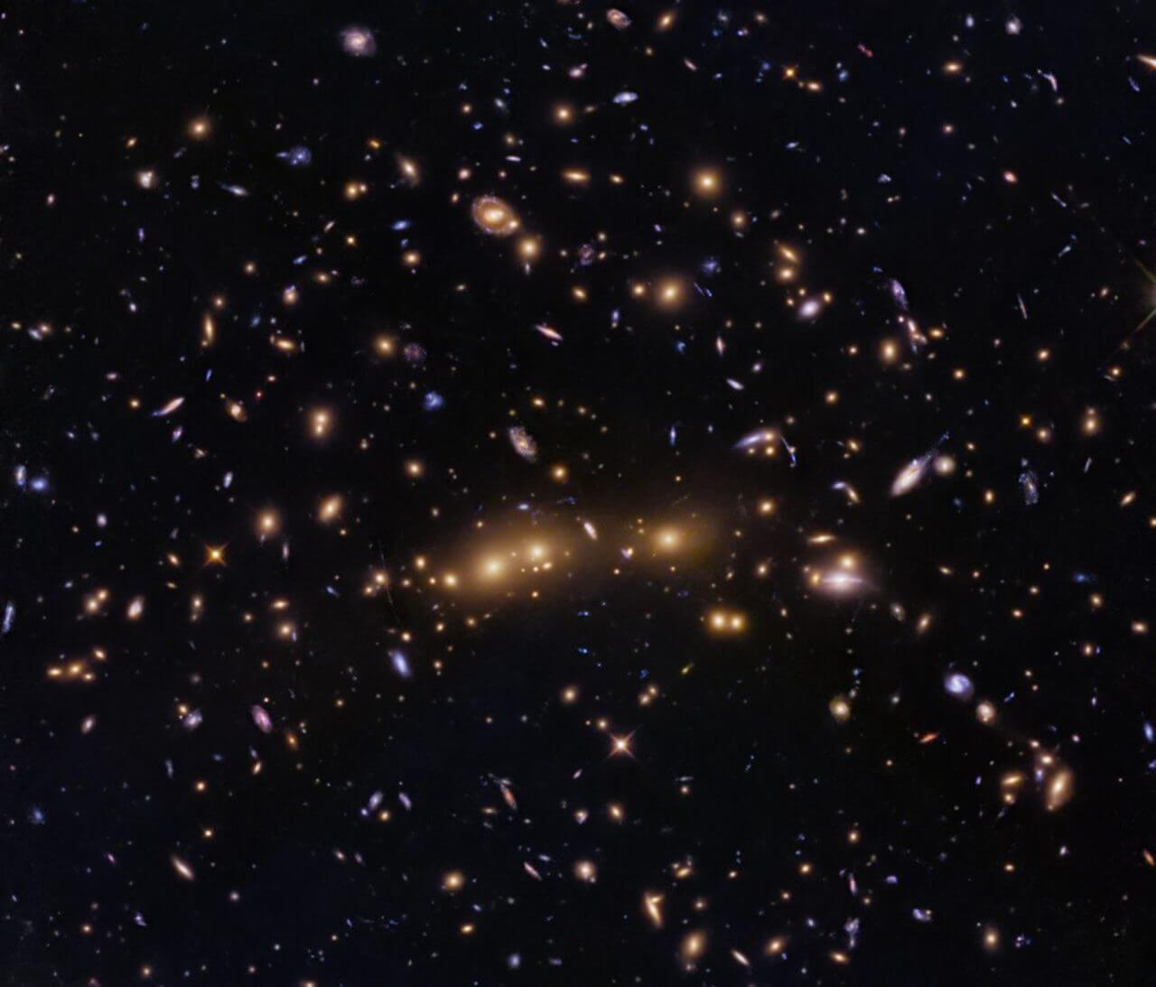 “合体が進行中”の銀河団 ハッブル宇宙望遠鏡が観測した「CL0016+1609」