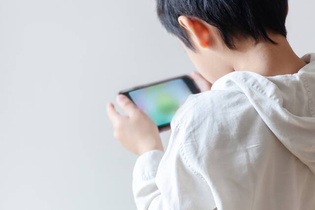 「8歳がオンラインゲームで性被害に…」巧妙さに絶句。専門家が警告、わが子を“スマホトラブル”から守るために親がすべきこと（with online）