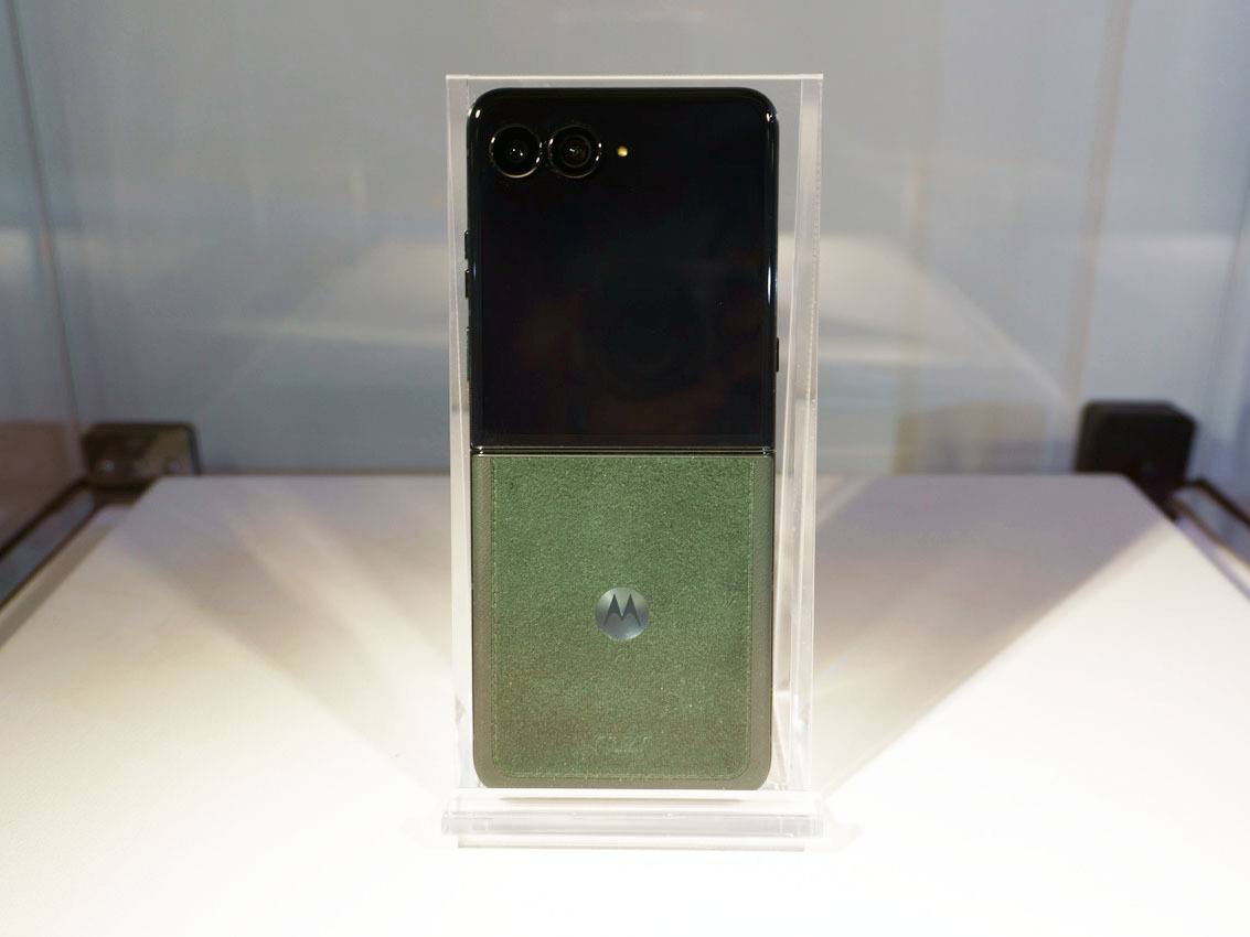 au、「あのスマホ」以来、およそ13年ぶりにモトローラ端末を発売へ