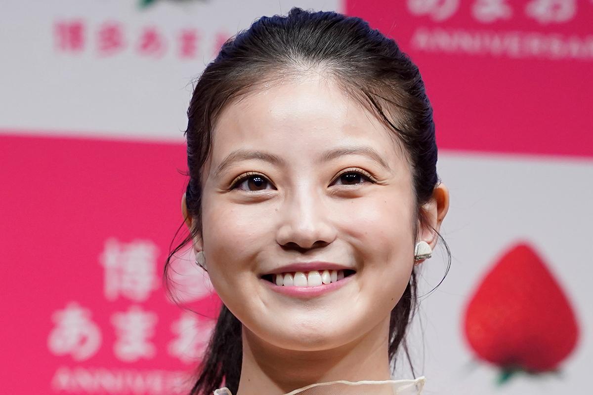 あんぱん女優「今田美桜」と“5000万円超え”「超高級車」との“2ショット”が話題に！ 大胆「ヒョウ柄」ドレスとともに“出社”した「最上級セダン」に「威圧感が最高」「迫力がすごい」と反響も