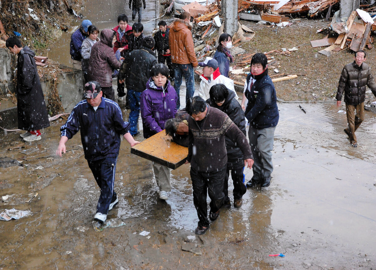 高校生たちは、かすかに聞こえる声を頼りに生存者を捜した＜被災記者 河北新報・渡辺龍の5年6カ月(3)＞