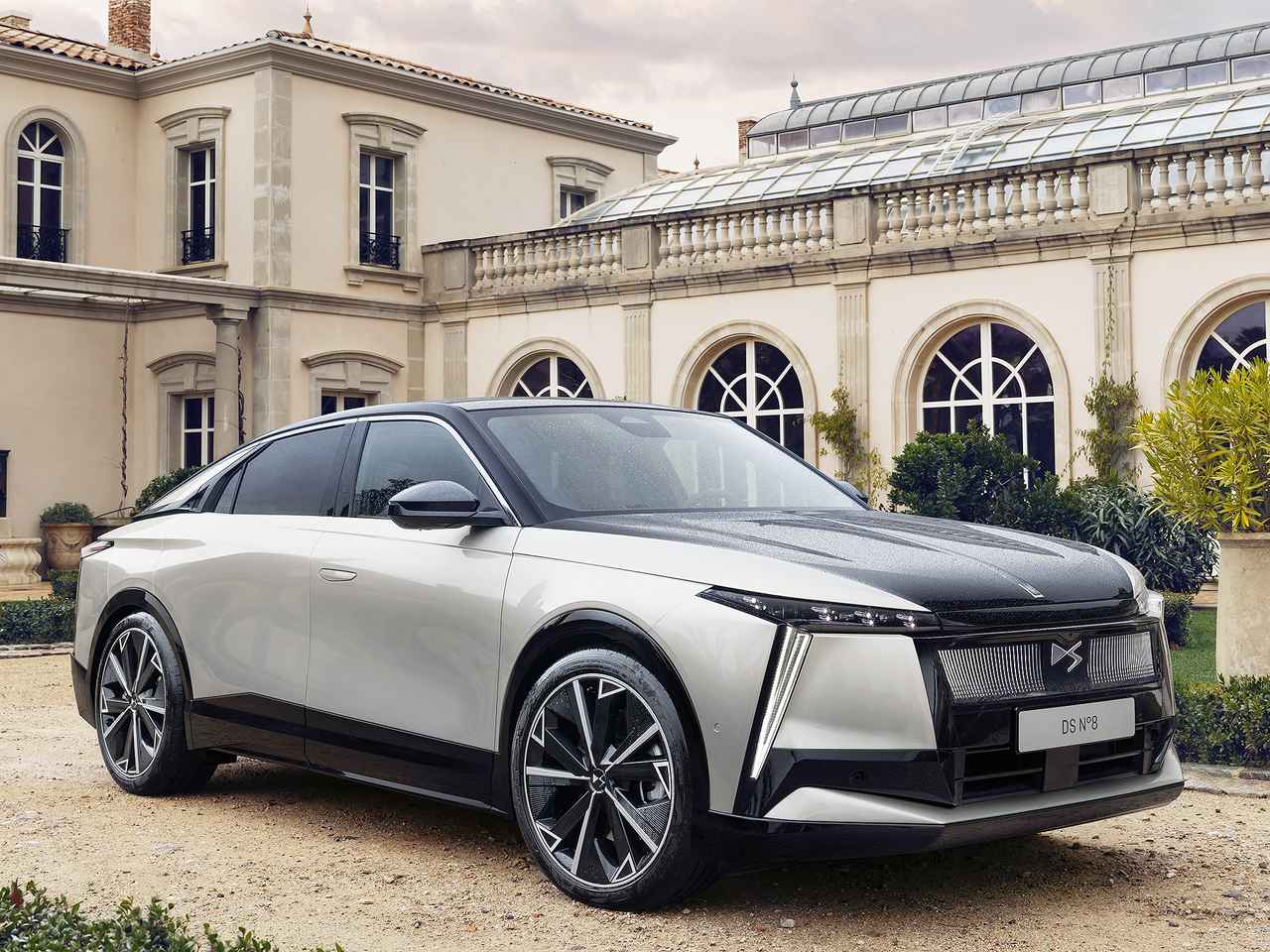 DS ナンバー8発売。4ドアのクーペフォルムSUV、新世代のフラッグシップBEVサルーン