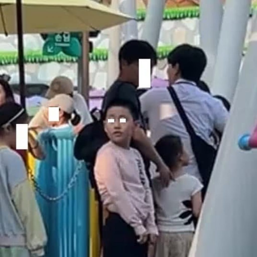 アトラクション待ちの列で突然ズボンを下ろし…韓国・ロッテワールドで男児が用を足す姿に周囲困惑（KOREA WAVE）