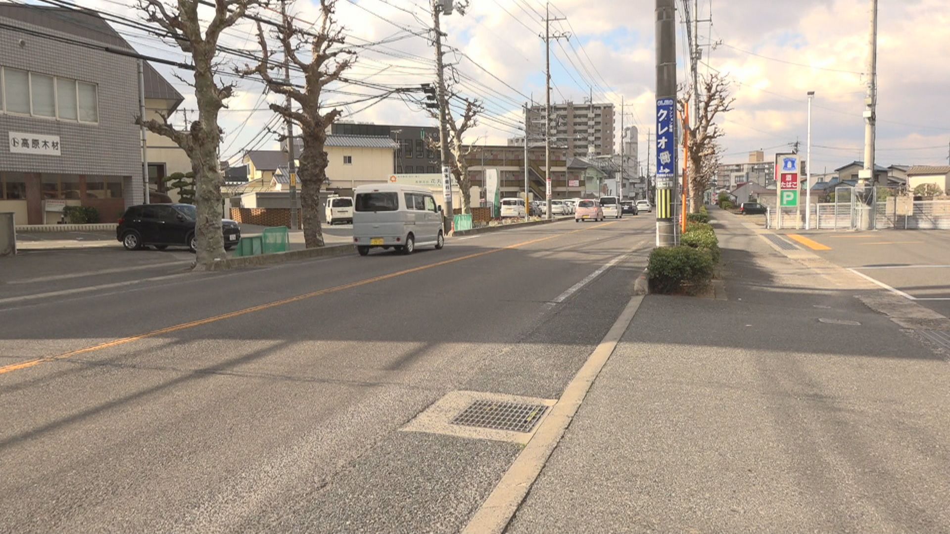 県道を横断していた女性が車にはねられ死亡 岡山市