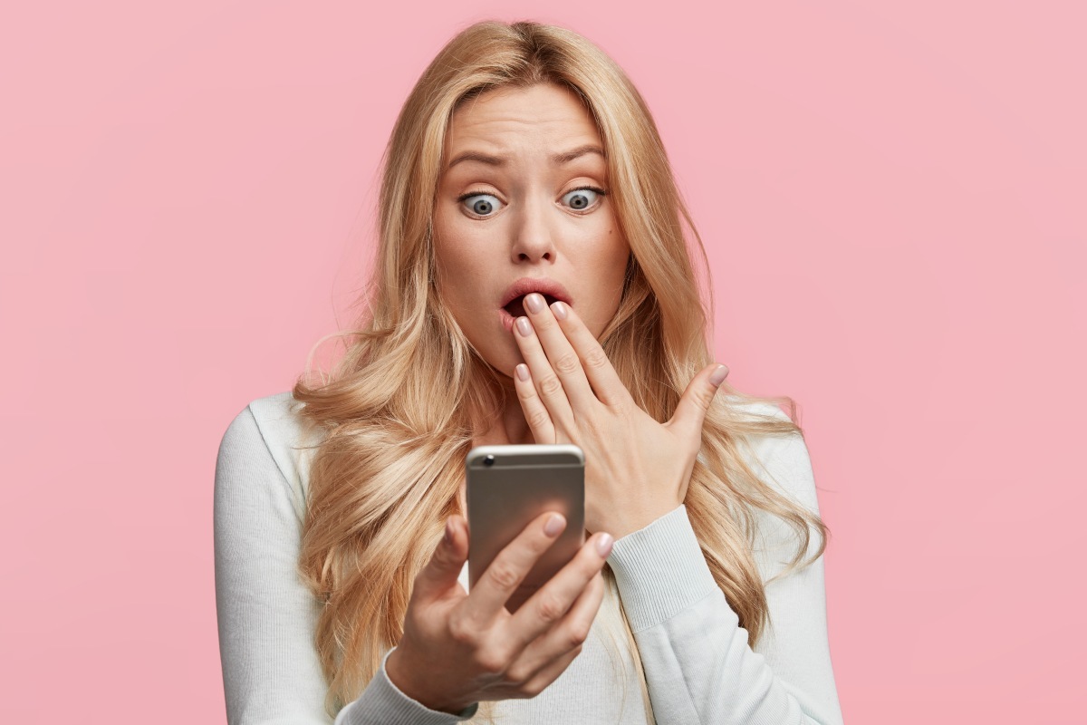 スマホを見たら、身に覚えのない「不気味な写真」が！ 女性を襲った恐怖体験…判明した原因とは？（海外）