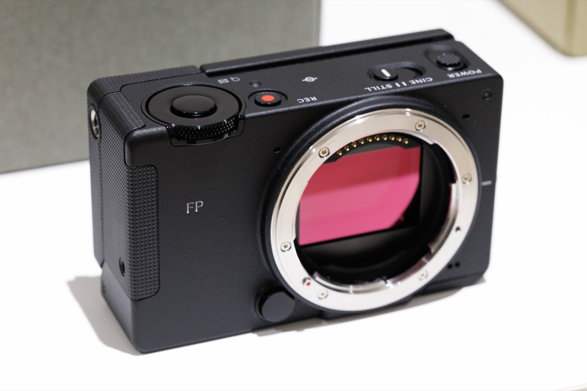 “引き続き”フルサイズミラーレスで世界最小の「Sigma FP2」発表会