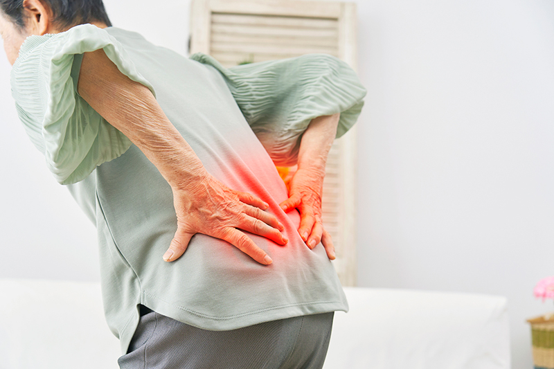 【放っておくと危ない病気の予兆「首・胸・肩」「背中・腰」編】胸の痛みが5分続けば狭心症、30分なら心筋梗塞の可能性 大腸がんの進行で腰痛になることも