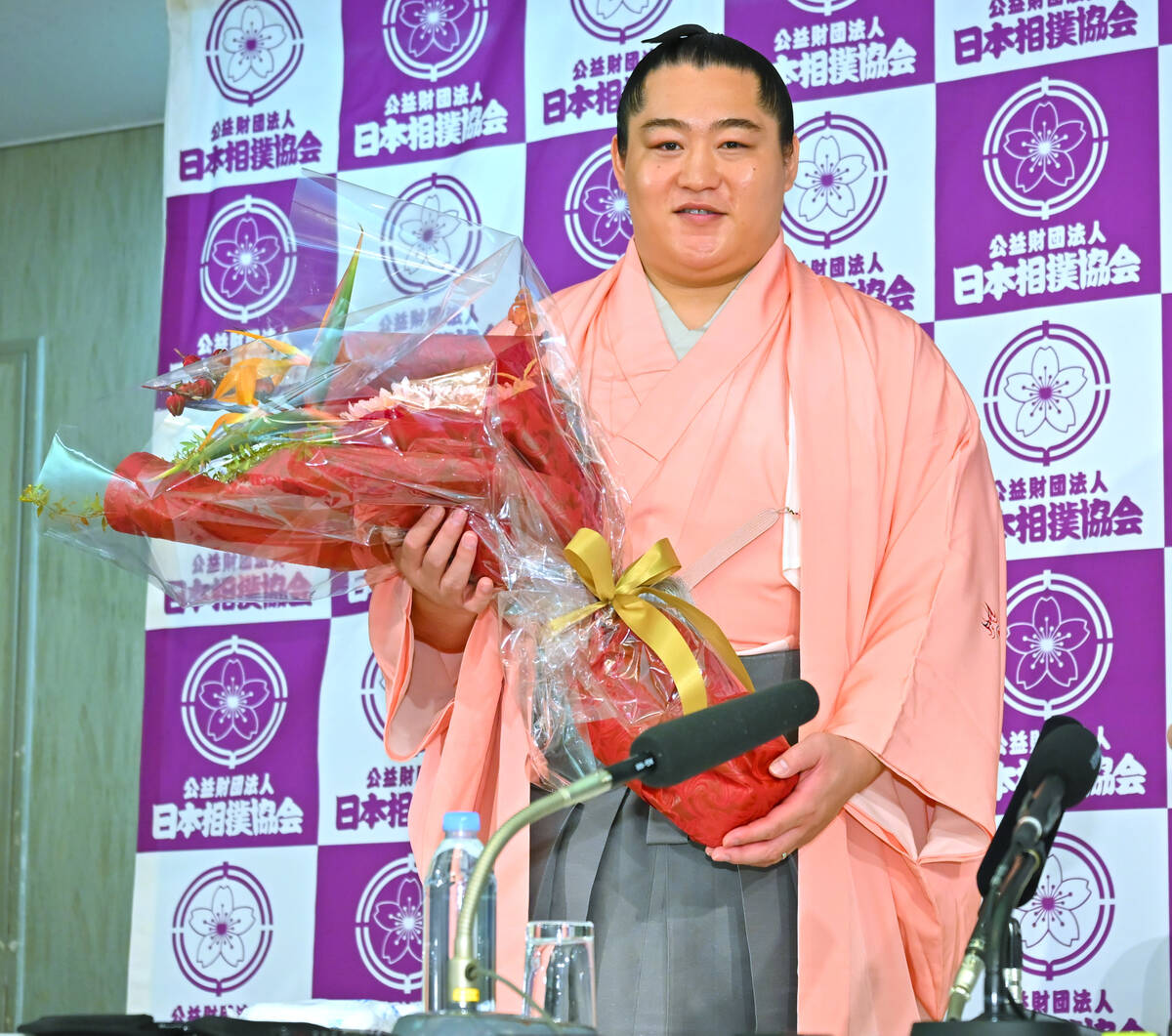 遠藤、涙なしの引退会見「悔いは一切ない。本当にいっぱいいっぱいやった」引退後は「子供と走り回りたい」