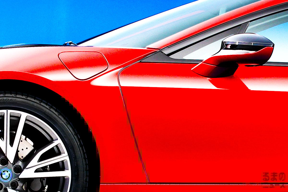 1.5リッター「3気筒エンジン」搭載で"370馬力"オーバー！ 超パワフルな「ツインターボ」採用した異端の「"AWD"スポーツカー」が凄い！ パカッと開く"斬新ドア"搭載のBMW「i8」とは！