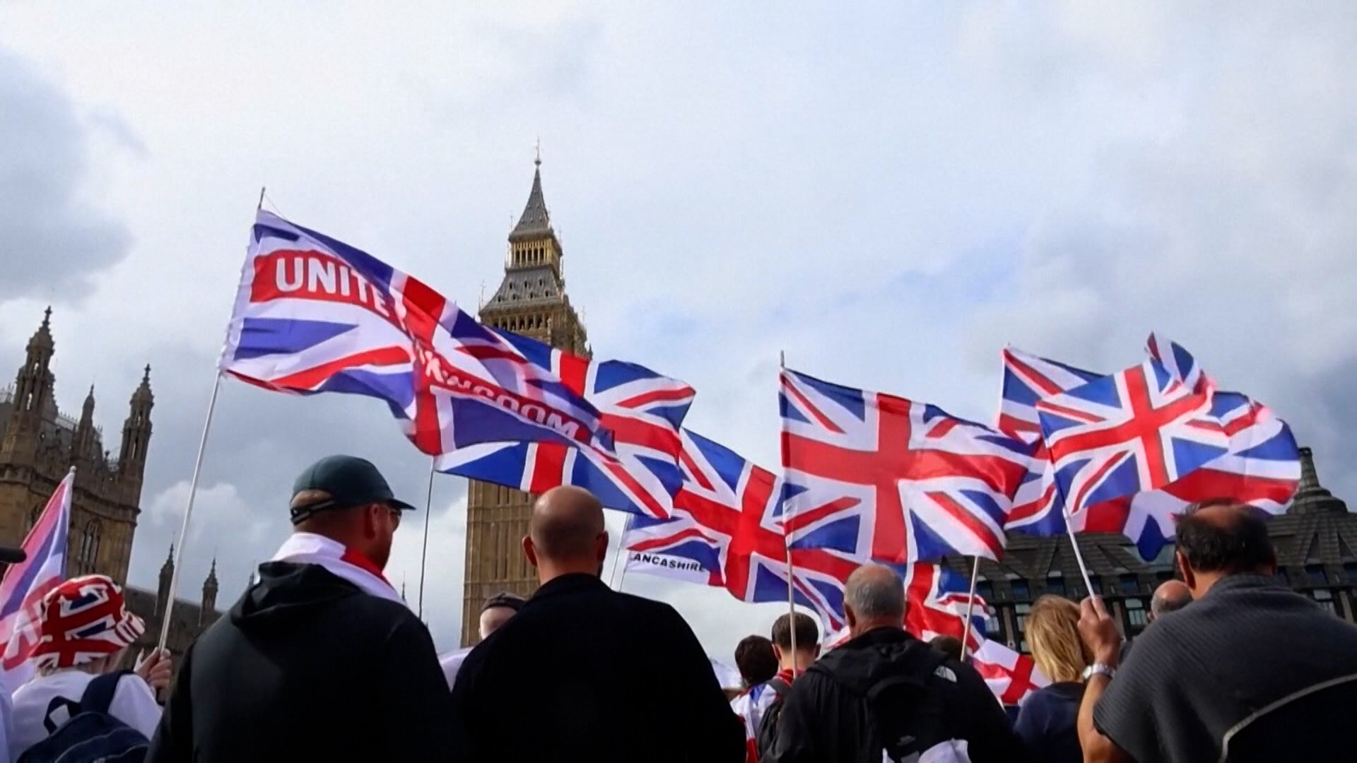 「恥ずべき政府だ」英ロンドンで“移民排除”15万人デモ…ビッグベン周辺を埋め尽くす 差別に反対する人々も 騎馬隊投入 少なくとも25人逮捕