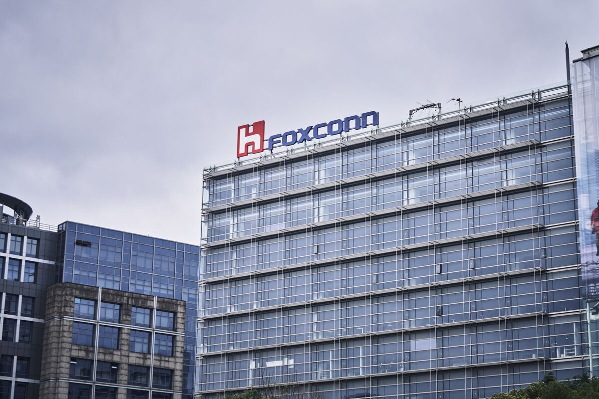 鴻海、7～9月純利益が予想上回る－来年のAI見通しに楽観的と劉会長