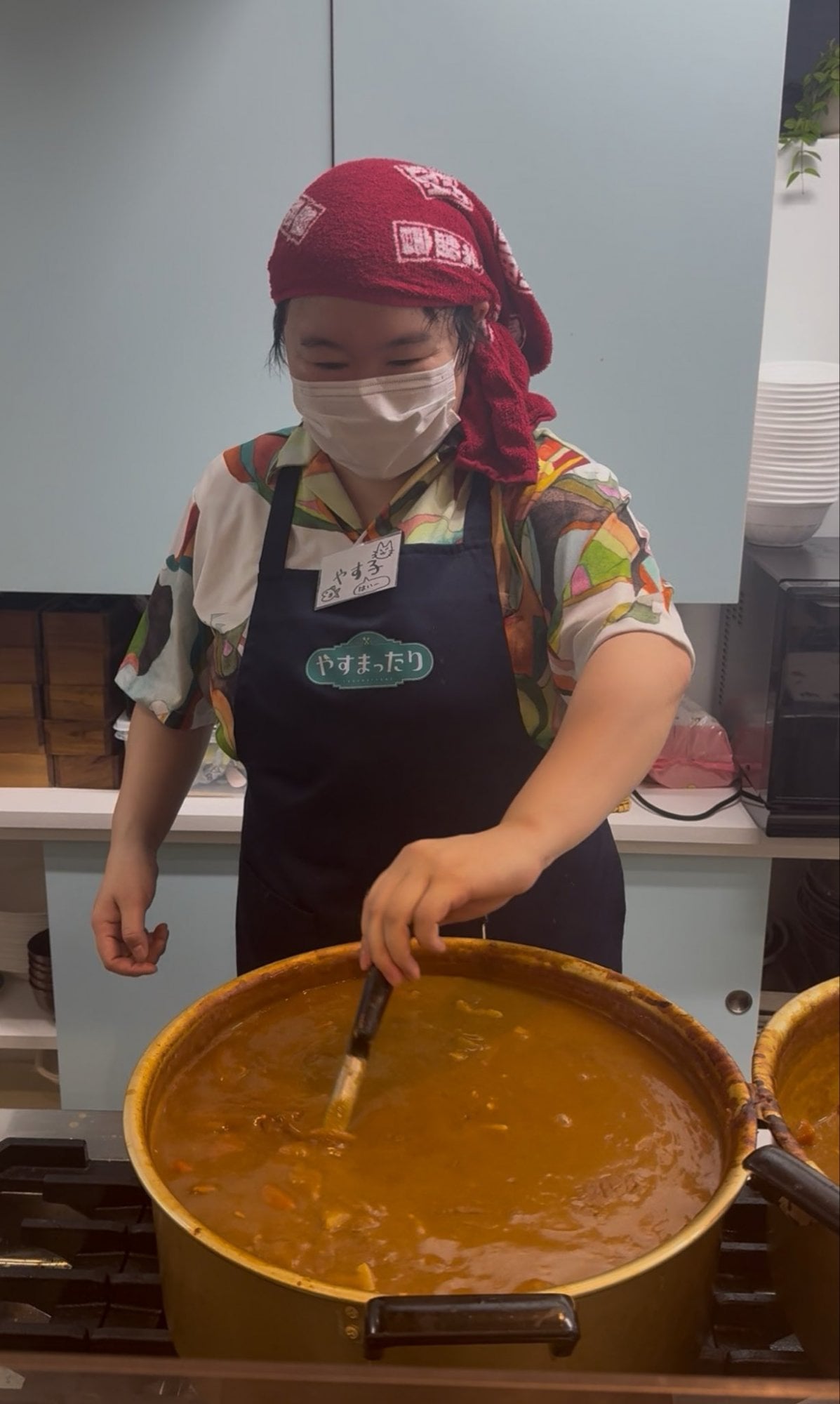 やす子、子ども食堂でカレー70食の調理風景を公開「なんと ご飯50合消費しました～!!」