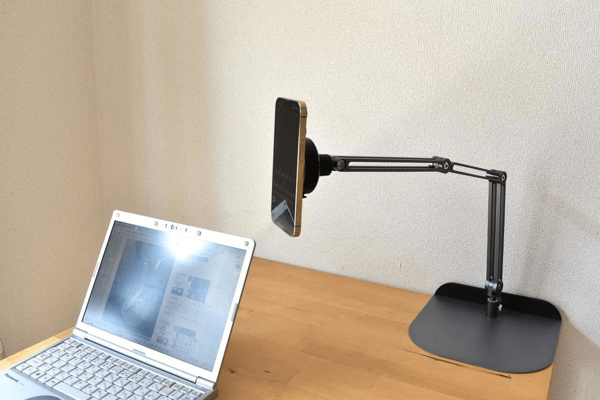 寝ながらスマホを見ても腕が疲れない。デバイスを自由自在にセットできる多機能アームスタンド
