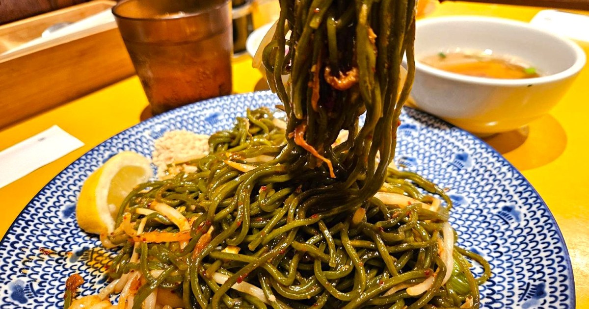 【茶そば？】大崎のタイ料理店で緑色すぎる『謎の麺料理』を発見 → 暑い日にオススメしたい爽快な商品だった