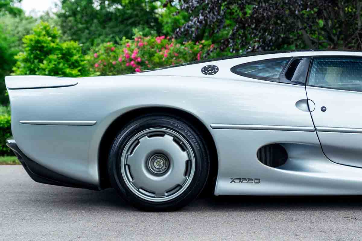 時速349.4キロは当時の“世界最速”市販車！ 277台しか作られなかった英国製スーパーカーがオークションに登場 走行2645キロの極上「XJ220」の価値