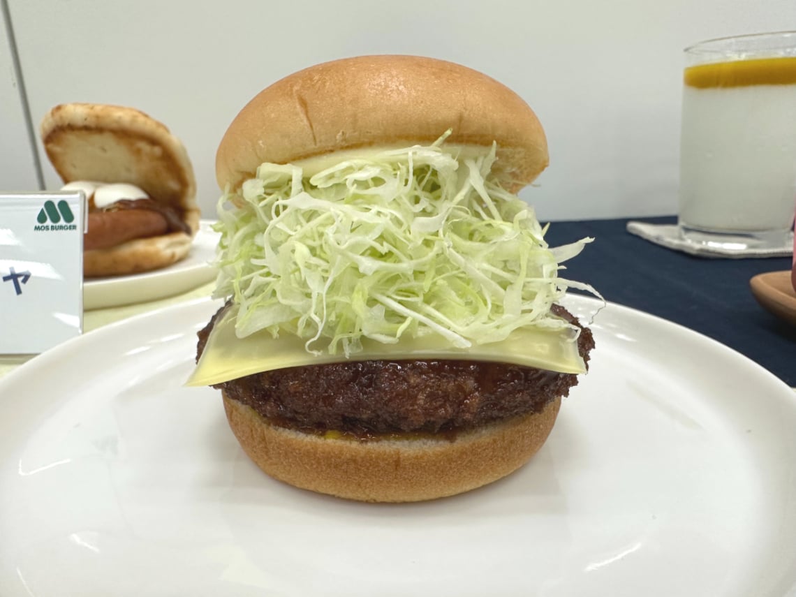モスバーガー“裏月見”「メンチカツチーズバーガー」発売 定番「月見フォカッチャ」、昨年ヒットした「おさつボール」も