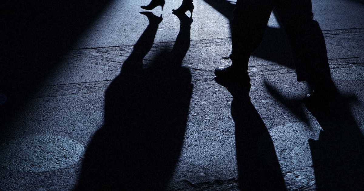 夜道で「不審者」扱いされないために 男性にできる「一手間」