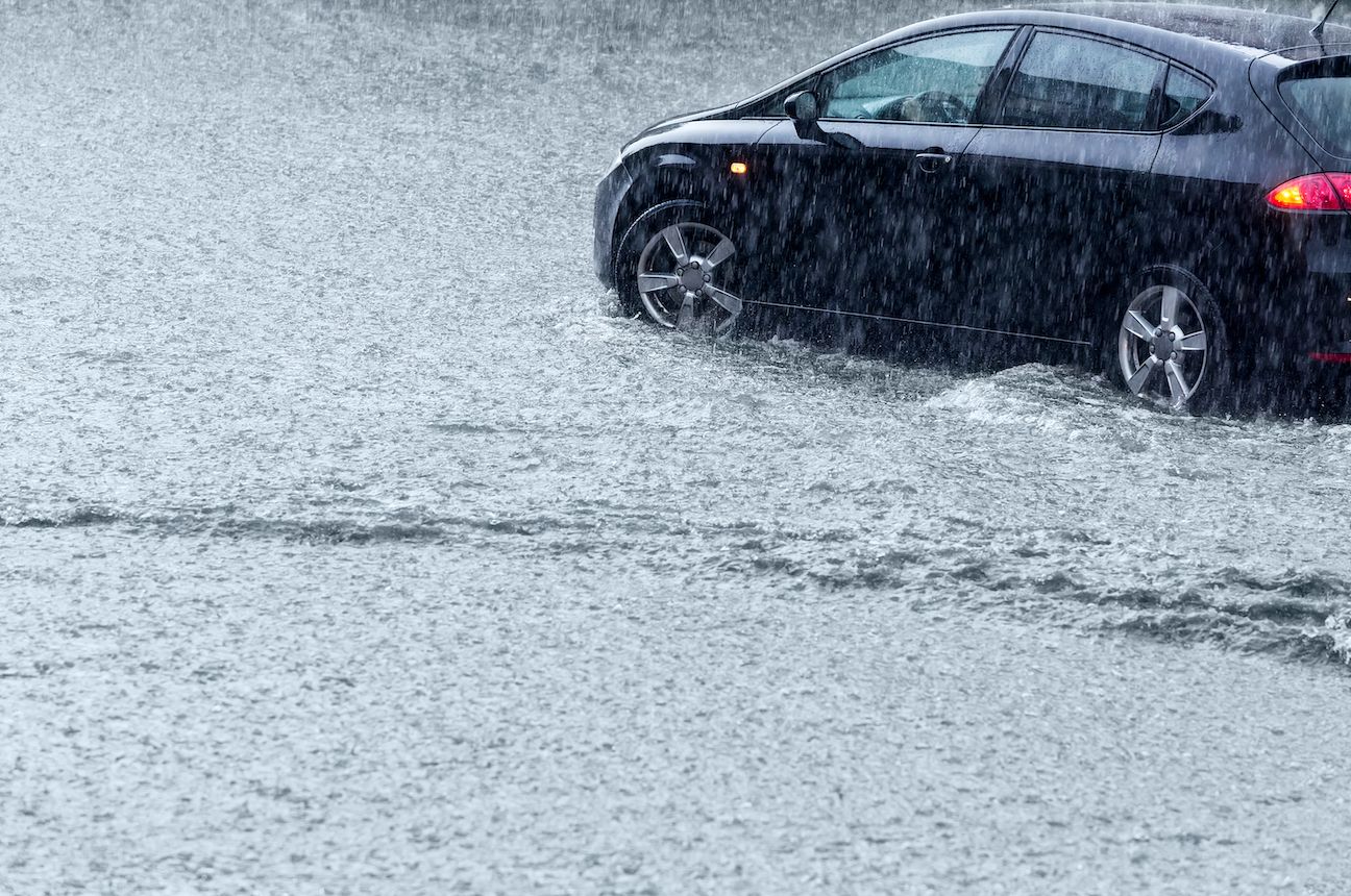 突然、東京を襲ったゲリラ豪雨と落雷……わずか5分で空に暗雲と多くの稲妻「自然の脅威」の写真に驚き｜まいどなニュース